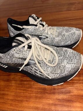 Women’s Brooks Adrenaline Knit Running Shoes - White & Black size 6
